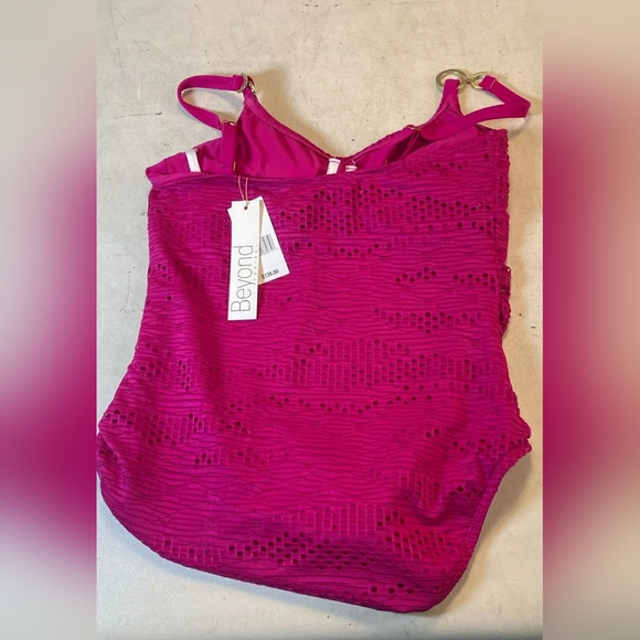 NEW BEYOND CONTROL Textured Perforated One Piece Swimsuit Bathing Suit Sz 10 - Picture 4 of 6